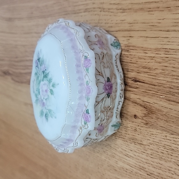 Beautiful Lidded Ornate Jewelry Trinket Box Flowers 3 1/2" x 2 1/2" x 2" - Picture 2 of 5